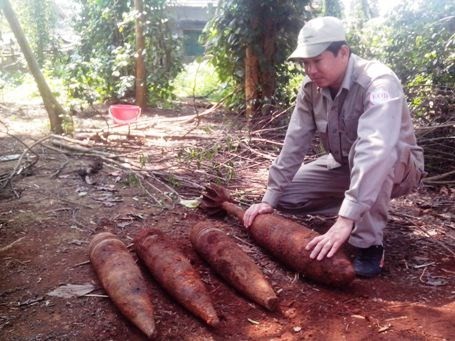 Voluntary activities to support victims of bombs and mines in Quang Tri - ảnh 2